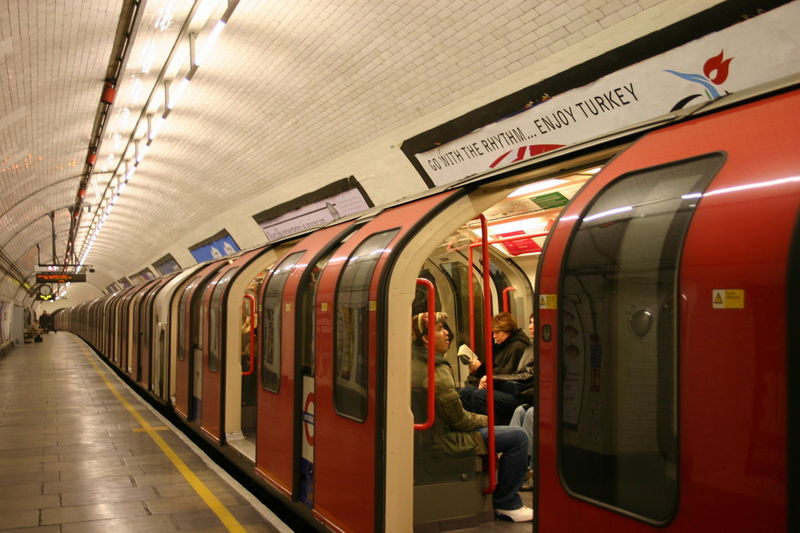800px-london_underground_tube_stock_1992